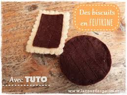 Idees Pour La Dinette 3 Des Biscuits En Feutrine La Cour Des Petits Gateau En Feutrine Dinette En Feutrine Dinette