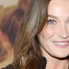 Carla has a son with her former partner, philosophy. Carla Bruni Sie Teilt Ein Seltenes Video Von Tochter Giulia Und Die Singt Wie Ein Star Bunte De