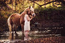 Der herbst beginnt im september und dauert bis dezember. Madchen Mit Hellem Kleid Steht Halflinger Stute Im Wasser Herbst Pferd Bilder Foto Fotografie Fotosh Pferde Fotografie Pferdefotografie Pferdefotos