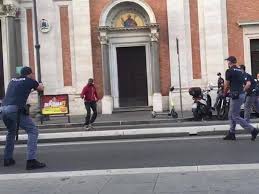 L'ambasciata ha anche un ruolo importante nello sviluppo commerciale, negli affari culturali e stabilisce contatti con la stampa locale. Sparatoria A Termini Uomo Armato Di Coltello Poliziotto Con Pistola Lo Ferisce A Una Gamba Corriere It