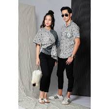 Salah satunya yaitu model baju batik terbaru laki2 yang sangat digemari seseorang yang ingin tampil modis dan stylish. 30 Model Batik Couple Modern Modis Kombinasi Terbaru