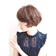 アラサー世代は見逃せない 若々しさと華やかさのショートスタイル folk ショートのヘアスタイル 女性の短い髪 ショートボブ