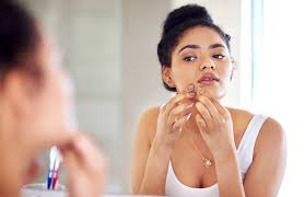 Maquillage : Comment camoufler ses boutons sans se plâtrer le visage ?