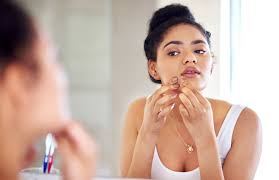 Maquillage : Comment camoufler ses boutons sans se plâtrer le visage ?