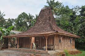Rumah joglo dengan desain khas kediri biasanya banyak dimiliki masyarakat biasa, dengan berbagai macam ukiran dan khiasan yang indah semakin menambah kesan unik pada bangunan ini. 11 Rumah Adat Jawa Timur Aneka Jenis Joglo Limasan Gambar Penjelasan