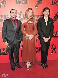 12年來首次公開合照三子女齊撐MJ音樂劇- 20240329 - 娛樂- 每日 ...