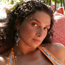 She furnishes bikinis, mag supplies bombshells