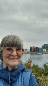 Forest freak or fashionista? Aloe Lips don't mind. This silky lip balm fits  right into your pocket, ready to tag along for any adventure, keeping your  lips in shape in all kinds