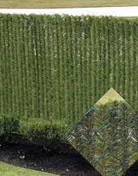 Igy Rejtsd El A Drotkeritest 11 Fantasztikus Otlet Amivel Atvaltoztathatod A Keritesed Ketkes Com Chain Link Fence Fence Slats Outdoor Gardens