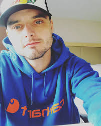 Warren Halliday's Instagram, Twitter & Facebook