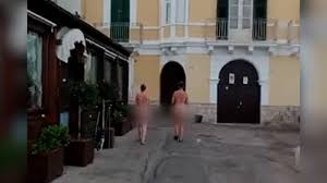 Gallipoli, due turiste girano nude per il centro: il video diventa virale,  sui social scoppia la polemica