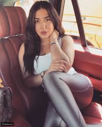 هيا مرعشلي نسقت بنطلون سكيني براق مع تيشيرت بدون أكمام ليالينا Pants Leather Pants Fashion