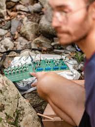 Academy of Margins' Summer school 🌱📡 Radio Gardening 04-11.08.2025,  Topolove A week shared with old and new friends to discuss, experiment and  learn about other forms of radio making — those that