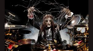 «nos rompe el corazón compartir la noticia de que joey jordison , prolífico baterista, músico y artista falleció pacíficamente mientras dormía el 26 de julio de 2021. Olx3g Ppurh0nm