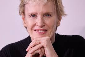 L'écrivaine Siri Hustvedt affirme s'être fait voler l'annonce de la mort de  son mari Paul Auster : "On nous a volé cette dignité"