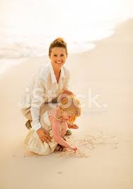 Mutter Und Baby Madchen Zeichnen Am Strand Am Abend Stockfotos Freeimages Com