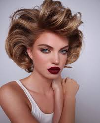 Son môi sẫm màu đang là xu hướng trang điểm nổi bật mùa này