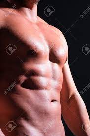 男の胴体。筋肉質のゲイのトリミングされた体。腹筋の男。強い体を持つアスリートの筋肉質の胴体。の写真素材・画像素材 Image 207111265