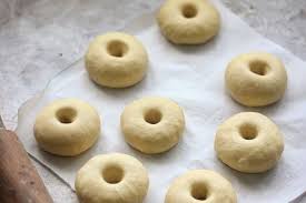 Campur semua bahan ke dalam mangkuk dan diuleni hingga kalis (tidak lengket di tangan) dan elastis. Resep Dan Cara Membuat Donat Frozen Yang Enak Siap Setiap Saat