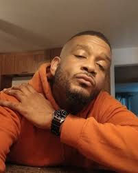 Happy 44th birthday to my beautiful sister... Latoya Venable...44 and I'm  40...we aging backyards...lol @noahsaifya