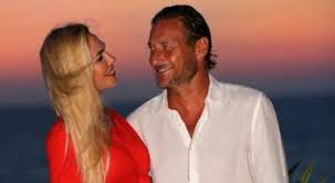 Poltrone principesche e un enorme tavolo da biliardo Francesco Totti La Tenera Dedica Alla Moglie Ilary Blasi Io E Te E Il Web Impazzisce