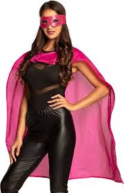 Na 15 jaar hangt ze het roze latexpakje aan de haak. Mega Mindy Cape En Masker Roze