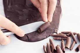 How to make brush stroke chocolate feather decoration to apply on your cakes, desserts, cupcakes. How To Make Chocolate Curls