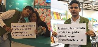 La fotografía que se tomó francisco con margarita zavala crédito: Margarita Zavala No Puede Andar Por Ahi Como Si No Pasara Nada Ella Apoyo A Su Esposo Joven Que La Increpo En La Fil Notigodinez