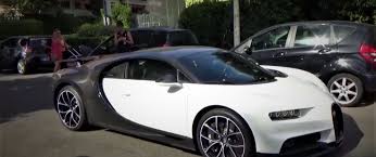Video Une Bugatti Chiron Noire Et Blanche Fait Sensation A Cannes Bugatti Voitures De Sport De Luxe Des Voitures De Reve