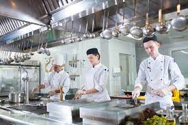 Soprattutto se permette di migliorare la collaborazione tra cuochi un buono chef e un buon proprietario dovrebbero collaborare per riuscire a creare un menu che non includa troppe preparazioni diverse e con tempi di. Le Attrezzature Indispensabili Per Allestire La Cucina Di Un Ristorante
