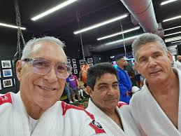 Brazilian Supreme Court Justice Luiz Fux holds a coral belt in jiu-jitsu  and is presiding over Bolsonaro's trial. #fblifestyle >> Full story 👇