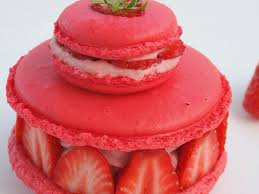 Decouvrez Notre Recette Facile Et Rapide De Religieuse De Macarons Completement Fraises Sur Cuisine Actuelle Retrouvez Recette Macaron Facile Macaron Recette