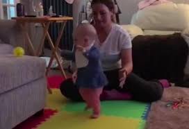 Mit tipps zu bestmöglicher unterstützung. Mutter Verblufft Als Ihr 6 Monate Altes Baby Anfangt Zu Laufen