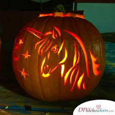 Kurbis Schnitzen Zu Halloween Das Sind Die Besten Ideen Zum Gruselfest Halloween Kurbis Schnitzen Kurbisse Schnitzen Kurbislaterne Schnitzen