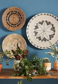 Des Idees Pour Mettre Des Paniers Ronds Au Mur Basket Wall Decor Hanging Wall Baskets Wall Decor