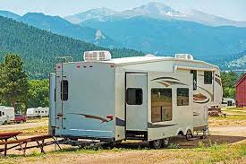 Lightweight topper base weights range from 358lbs to 471lbs. How Much Does A 5th Wheel Weigh On Average