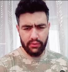 Bu adam tez tez səhifələrdə,şərhlərdə bu cür paylaşım edib,moşenniklik  edir.Yazığı gəlib ,pul atanları da blok edir.Necə ki,dostuma da elə edib.Bu  paylaşımını görüb,iradımı bildirəndə isə söyüb,blok etdi.