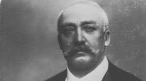 L'apparition en 1959 du dr manhattan, un surhomme doté de pouvoirs en faisant presque l'égal d'un dieu, a modifié l'histoire que nous connaissons : 16 Fevrier 1899 Le President De La Republique Meurt Dans Les Bras De Sa Maitresse