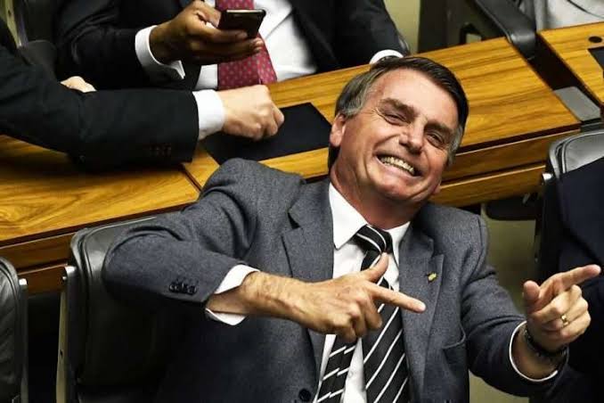 Resultado de imagem para bolsonaro fazendo sinal de armaa"