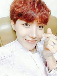 Dia mengenang hari yang bersejarah . Hobiii J Hope ì œì´í™‰ Amino