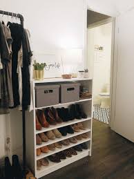 Schuhablage Mit Dem Ikea Billy Bucherregal In 2020 Ikea Shoe Storage Bedroom Storage Billy Bookcase