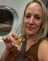 Happy Friday 🥂 Repost @lolafredd to get me through the day. See you Sunday  🙌 #cheerstotheweekend #fridayatlast #friendshipgoals #ktwkindness