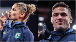 Torcida de Willian pela TV e abraço emocionado: bastidores das medalhas do  judô em Paris