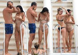 Naked Selena Gomez in Monte Carlo < ANCENSORED