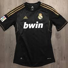 With a subtle black and grey design on the front, the jersey is inspired by the paintings on the ceramic tiles that grace the city. ÙƒÙˆØ±ÙŠØ§ ÙÙ„Ø§Ø´ ØªØ±ØªÙØ¹ Real Madrid Black And Gold Jersey Ffigh Org