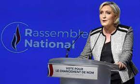 Parce que face à la mondialisation, à l'immigration massive et au « sans frontiérisme », la défense de la france, de son identité. Marine Le Pen Rebrands Front National In Push For Support Marine Le Pen The Guardian