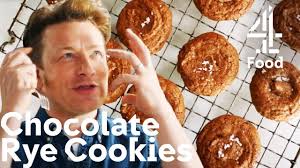 Cookies mit weißer und dunkler schokolade und nüssen (aus den usa). How To Bake Mouthwatering Chocolate Cookies In Just 30 Minutes Jamie S Quick Easy Food Youtube
