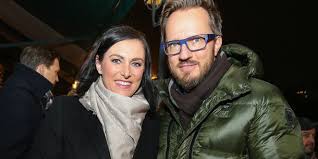 Jänner 2020 ist sie bundesministerin für landwirtschaft, regionen und tourismus in der bundesregierung kurz ii. Klima Gipfel Kostinger Reiste Mit Baby Mann Im Zug An