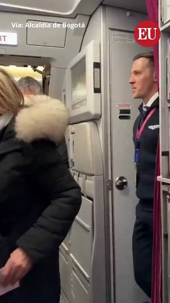 ✈️ Lo que parecía un vuelo normal terminó convirtiéndose en un momento  inolvidable. Unos padres abordaron un avión sin imaginar que quien estaría  al mando era su propio hijo., 🥹 La sorpresa ocurrió ...