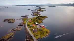Kristiansund ist eine hafenstadt und inselkommune auf mehreren durch brücken verbundenen inseln im norden der norwegischen provinz møre og romsdal.die stadt ist nicht zu verwechseln mit kristiansand, der größten stadt des sørlandes. Kristiansund Havila Voyages